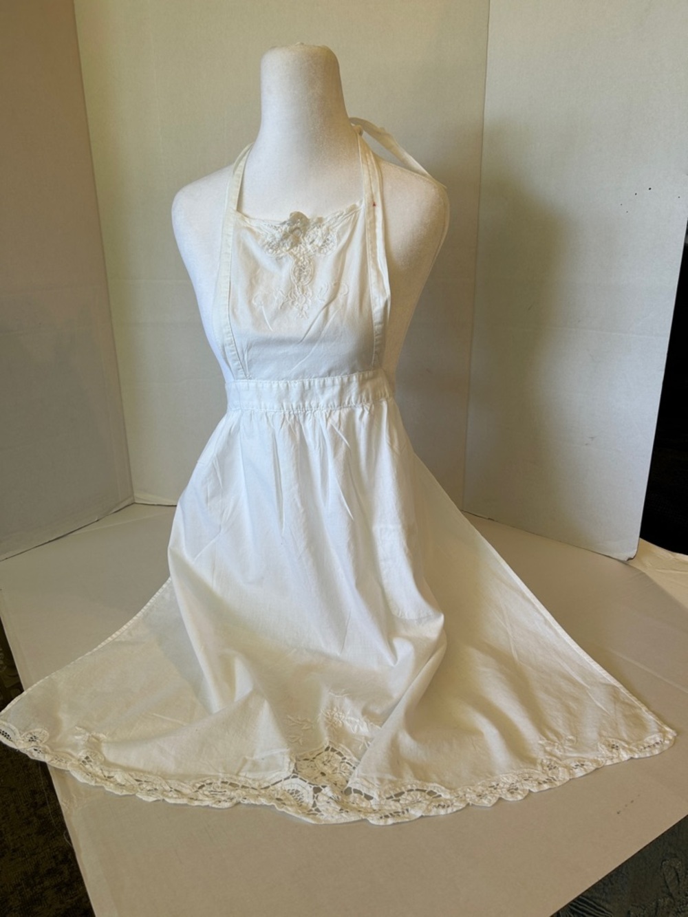 APRON WHITE VINTAGE -STYLE BIB HALTER STYLE FULL SKIRT POCKET WITH LACE